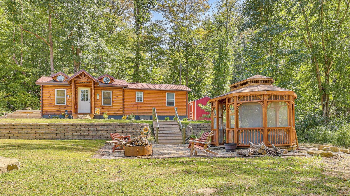 Zanesville Cabin | Charming Couples Cabin on 40 Acres in Zanesville