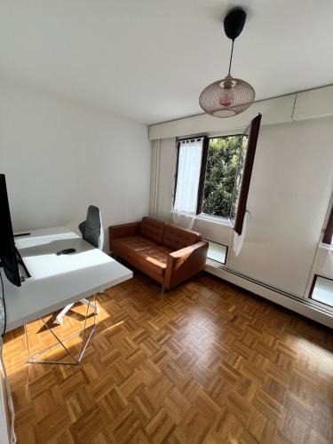 Paquis Navigation Apartment | Charming Courtyard Flat - Scandinavian & Central