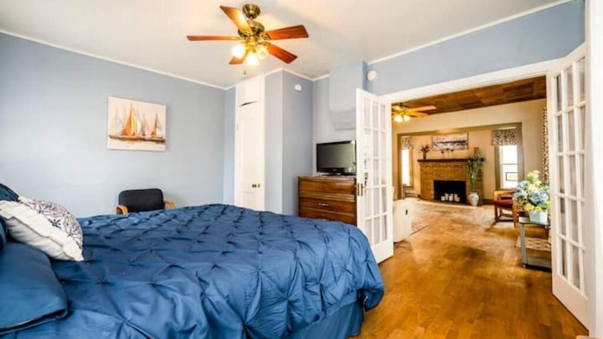 Three Oaks House | Charming/Cozy 2 BR 1 Bath steps from downtown.nn