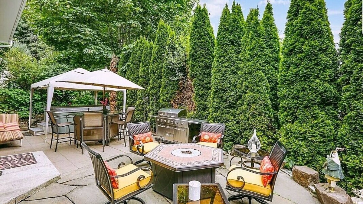 Kenmore Apartment | Charming & Cozy Apartment w/Hot tub patio.