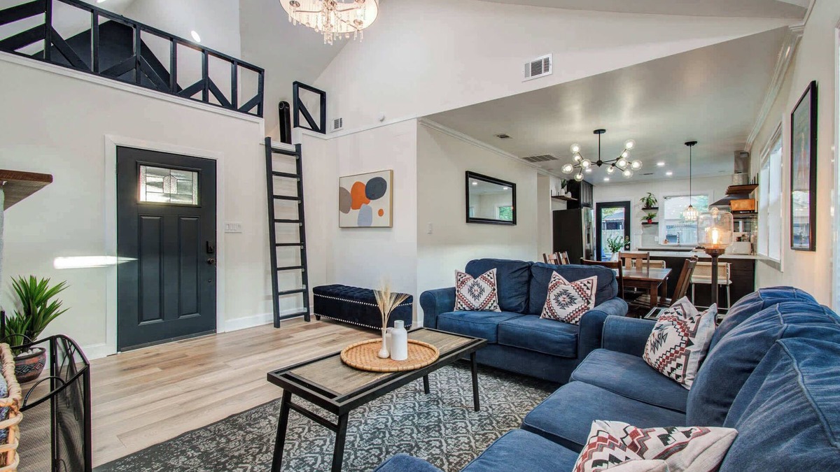 Greater East End House | Charming, Cozy & Central | 2-BD/1-BA, Mins to DT