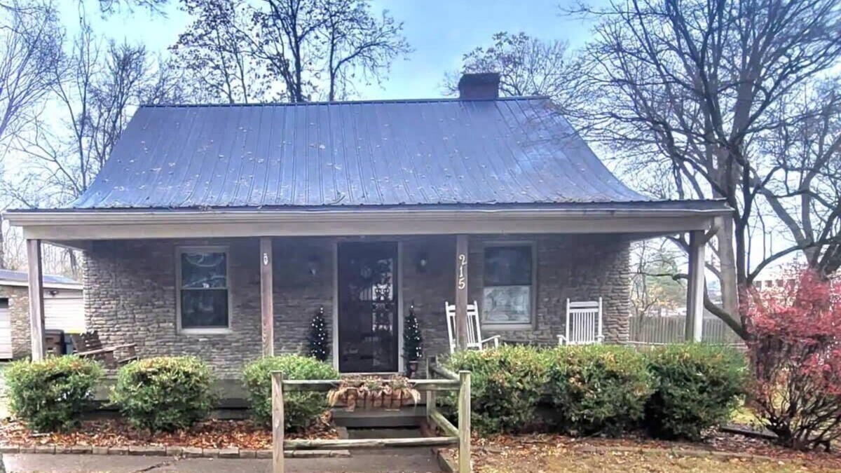 Middletown House | Charming & Cozy Cottage in Quiet Neighborhood