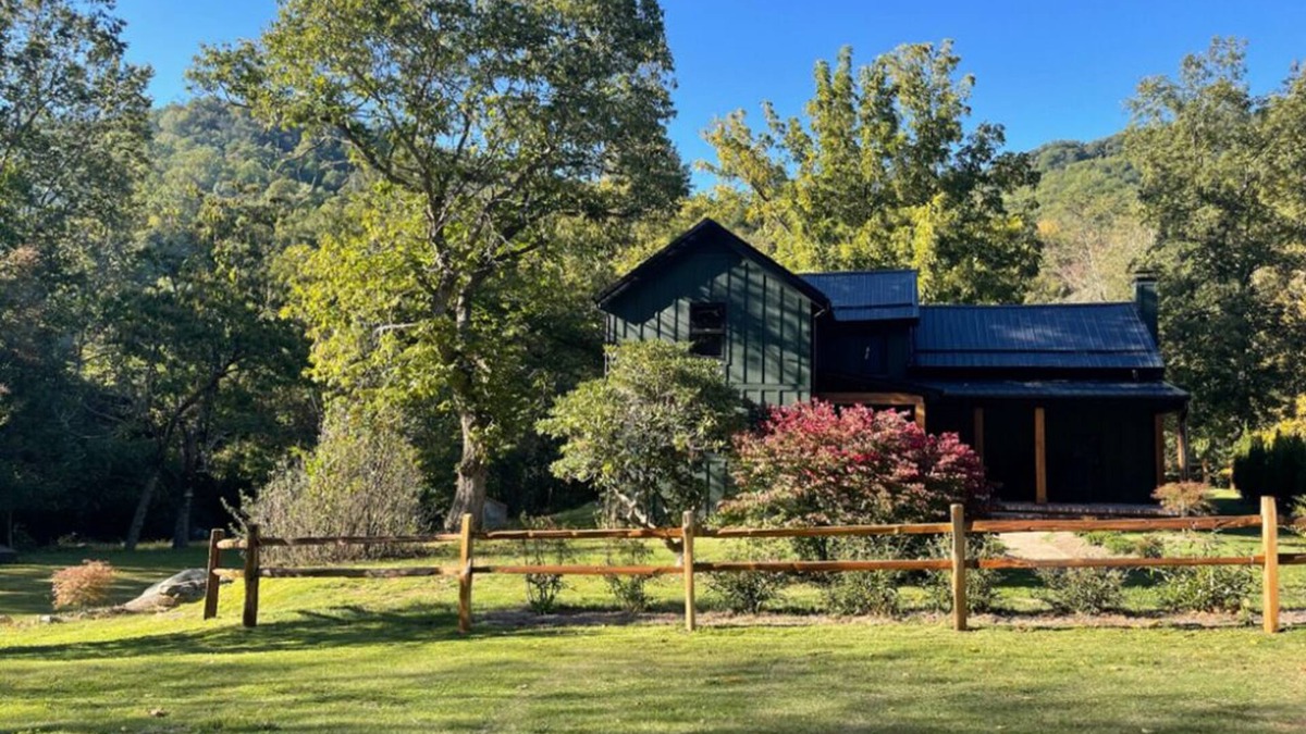 Roseland Cottage | Charming cozy RIVERFRONT cottage on the Piney River. A little slice of heaven!