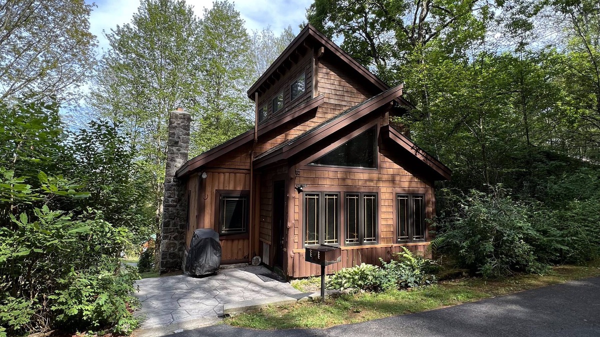 Lake George Cabin | Charming Cozy Rustic Cabin in the Woods