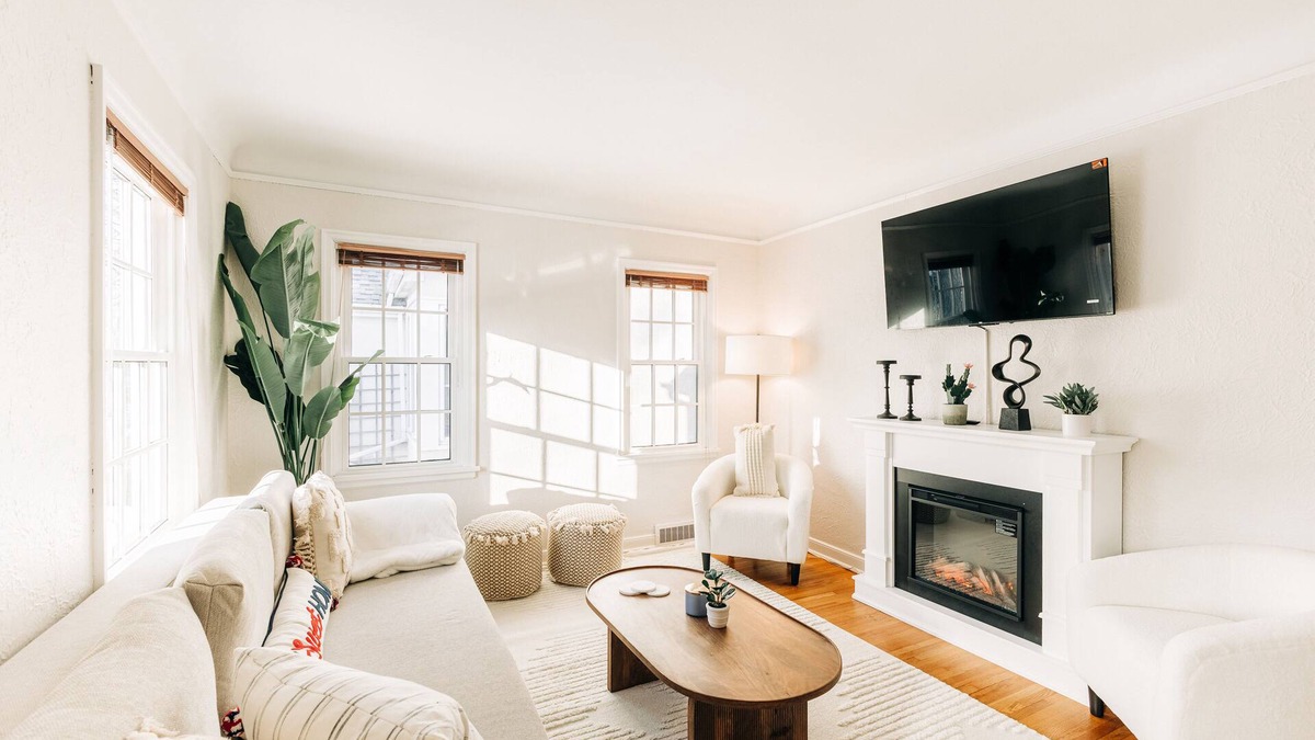 Como House | Charming, cozy urban cottage by Como & MN State Fair with Renovated rustic den