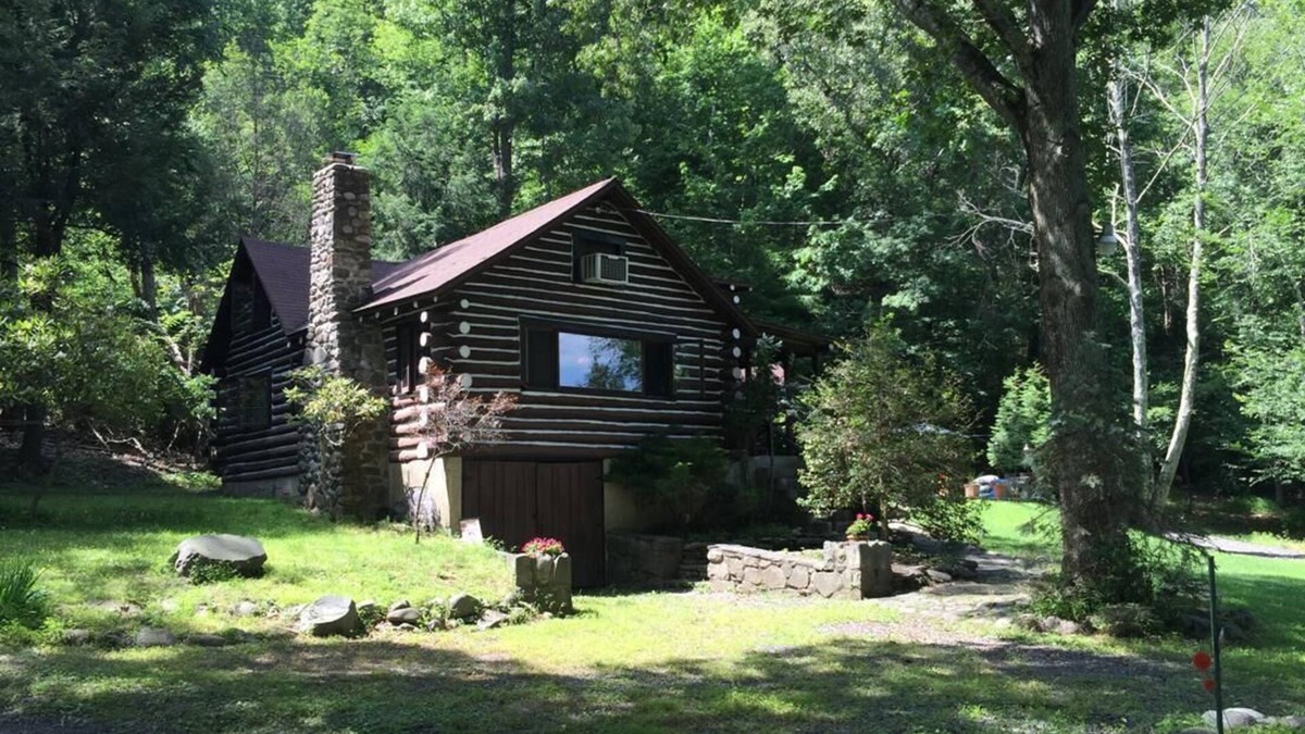 East Stroudsburg Cabin | Charming Creekside family cabin, 15 minutes to falls, golf, waterfalls & more.