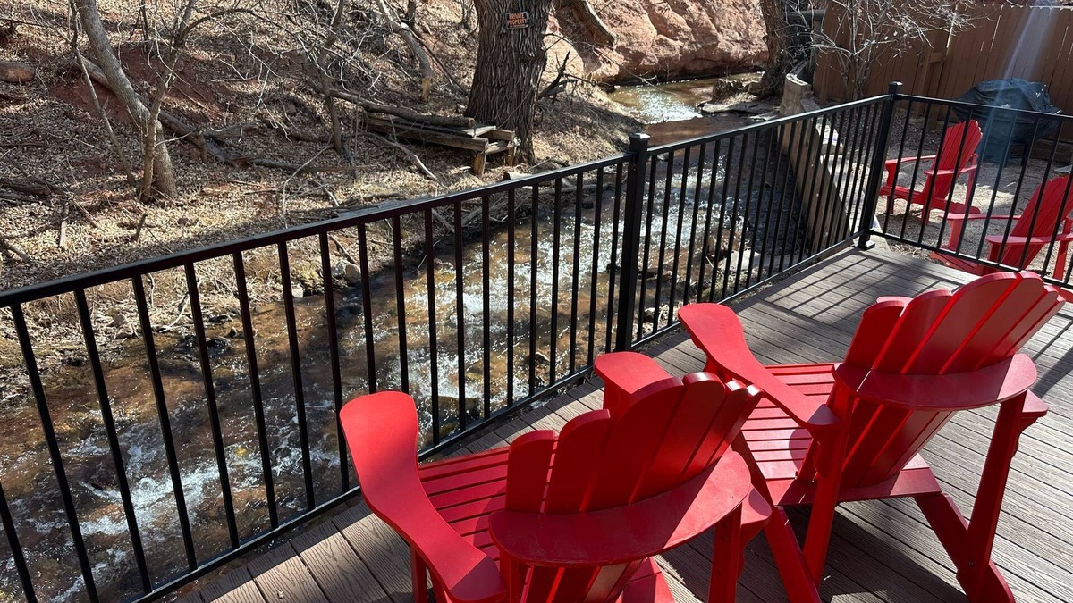 Manitou Springs Historic District Cabin | Charming Creekside Cabin Walk to Downtown Manitou – Ideal Retreat!nnnnnnnnnnnnnn