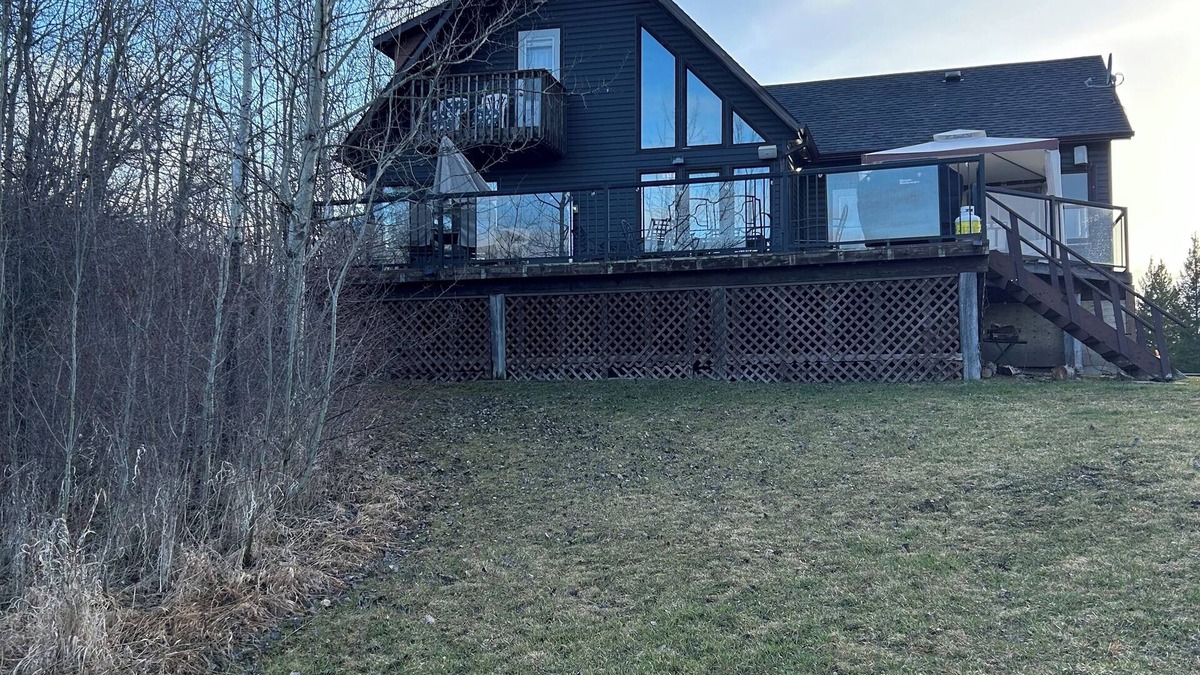 Manitoba Cabin | Charming creekside cottage on 2 acres w/hot tub and king bed