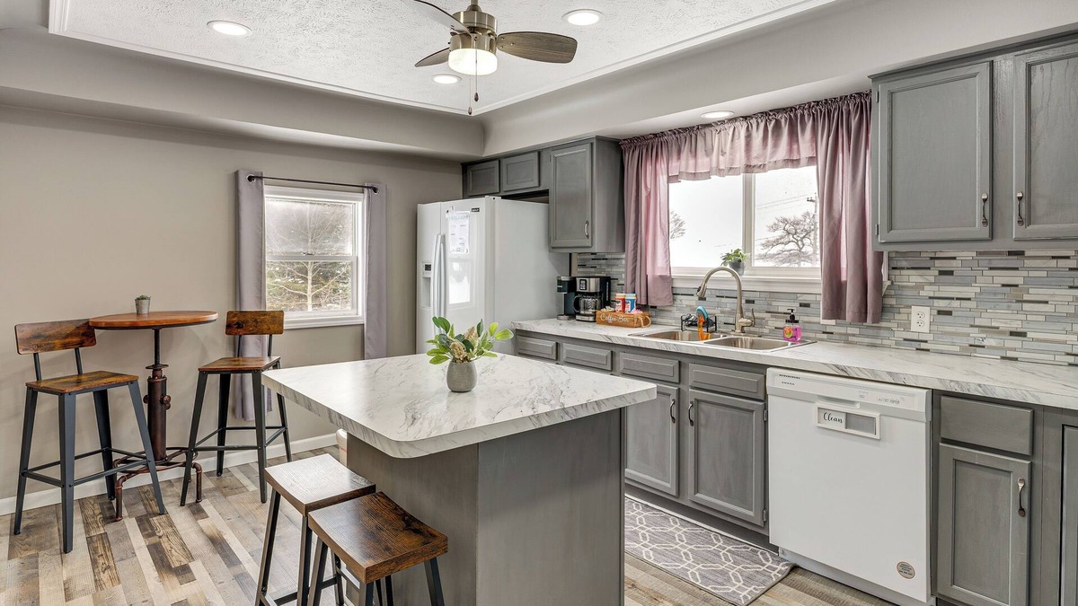 Curtis House | Charming Curtis House: Large Deck w/Lake View!