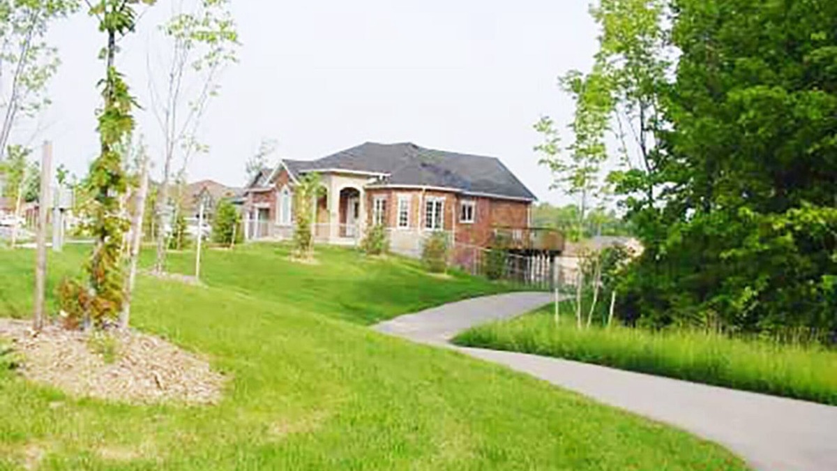 Barrie House | CHARMING CUSTOM HOME BESIDE PARK,WALK TO BEACH