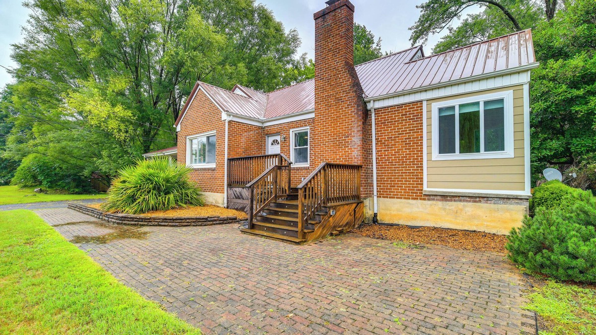 Damascus House | Charming Damascus Retreat w/Deck & Creek Views!