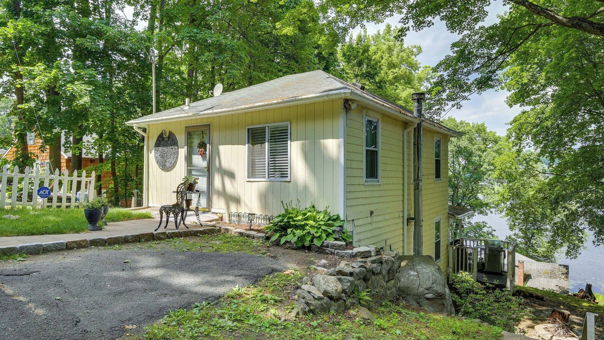Danbury House | Charming Danbury Cottage w/Lake Kenosia Access!