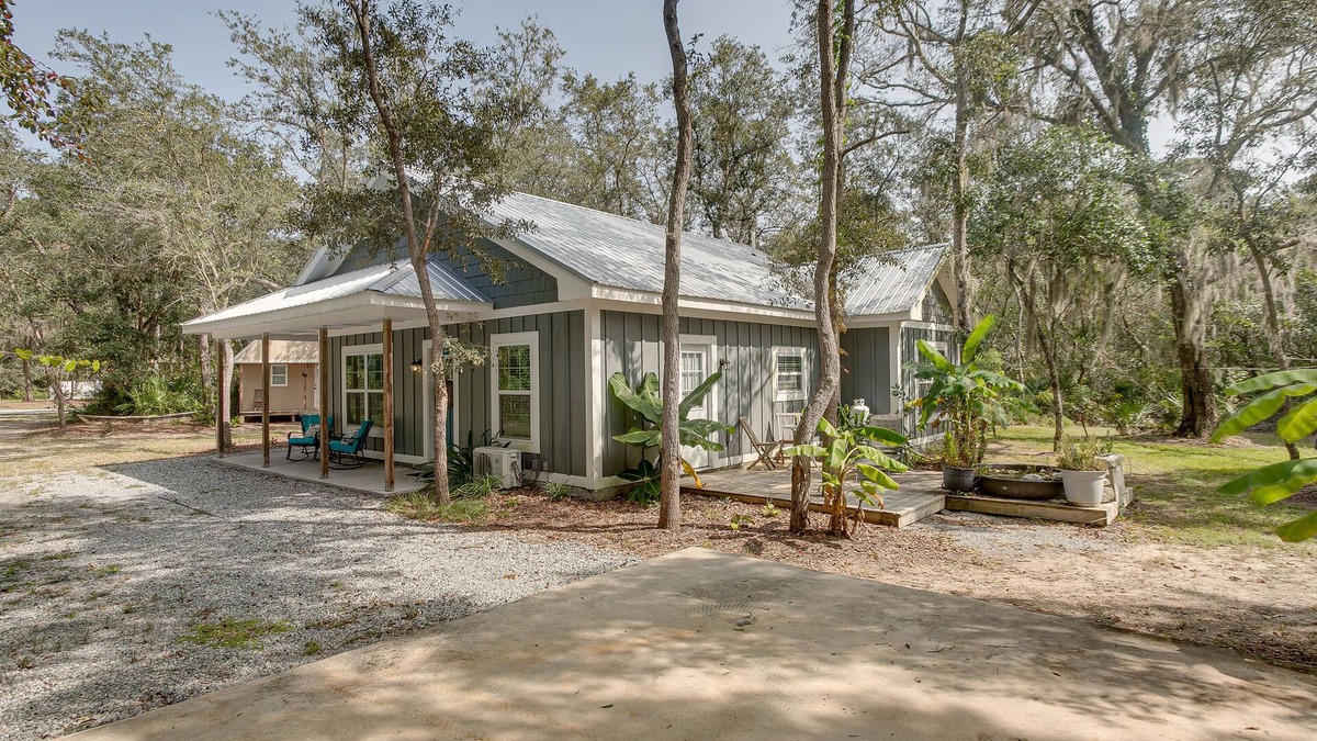 Darien House | Charming Darien Hideaway w/Porch, Near Downtown!