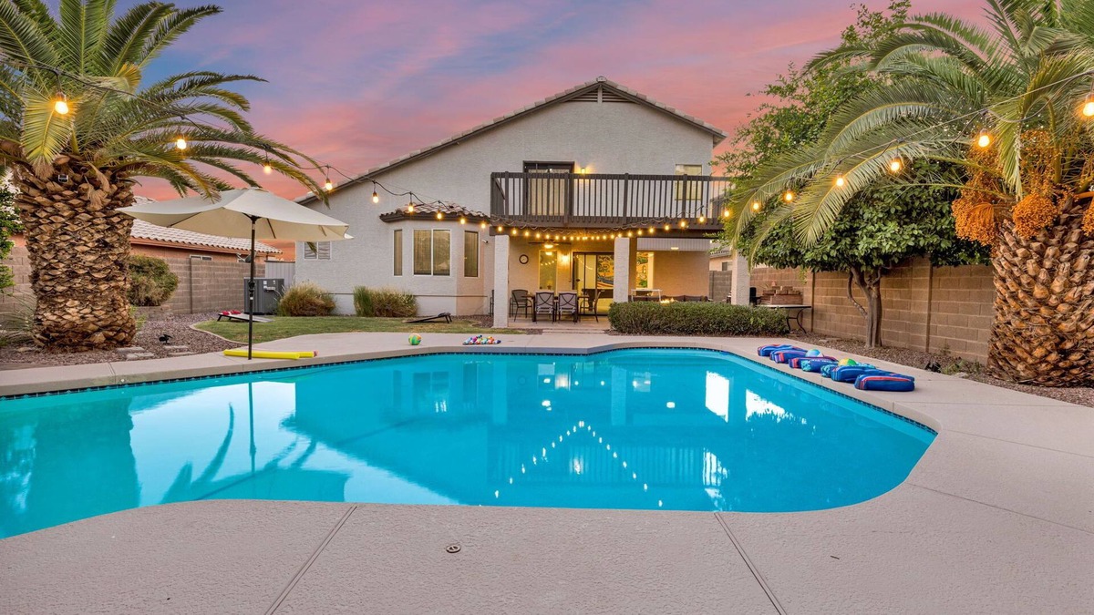 Paradise Valley Village House | Charming Desert Stay Sparkly Pool Fast Wi-Fi Grill Fire Pit