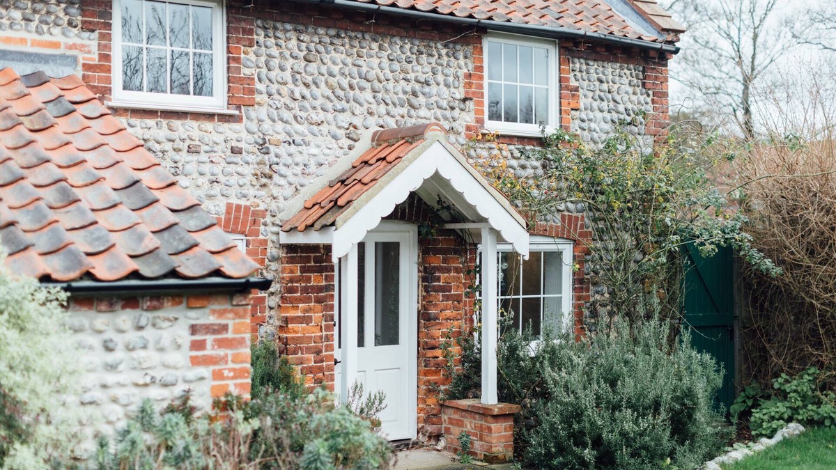East Runton Cottage | Charming detached flint cottage on village green, 5 minute stroll to beach