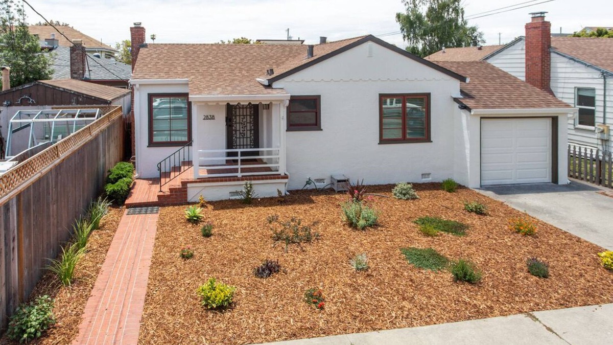 East End House | Charming Detached House w/parking/King bed/W&D - walk to the beach!