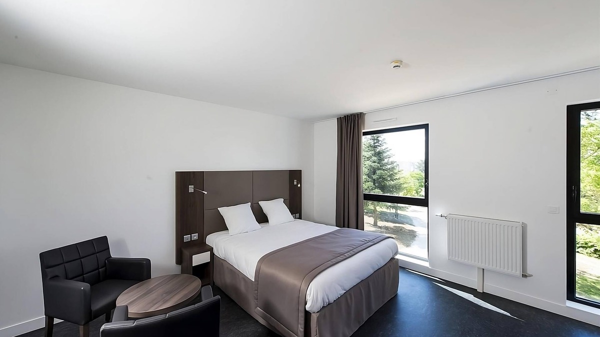 Dijon Hotel | Charming Dijon Studio Supérieur | Garden, Free Parking & Easy City Access!