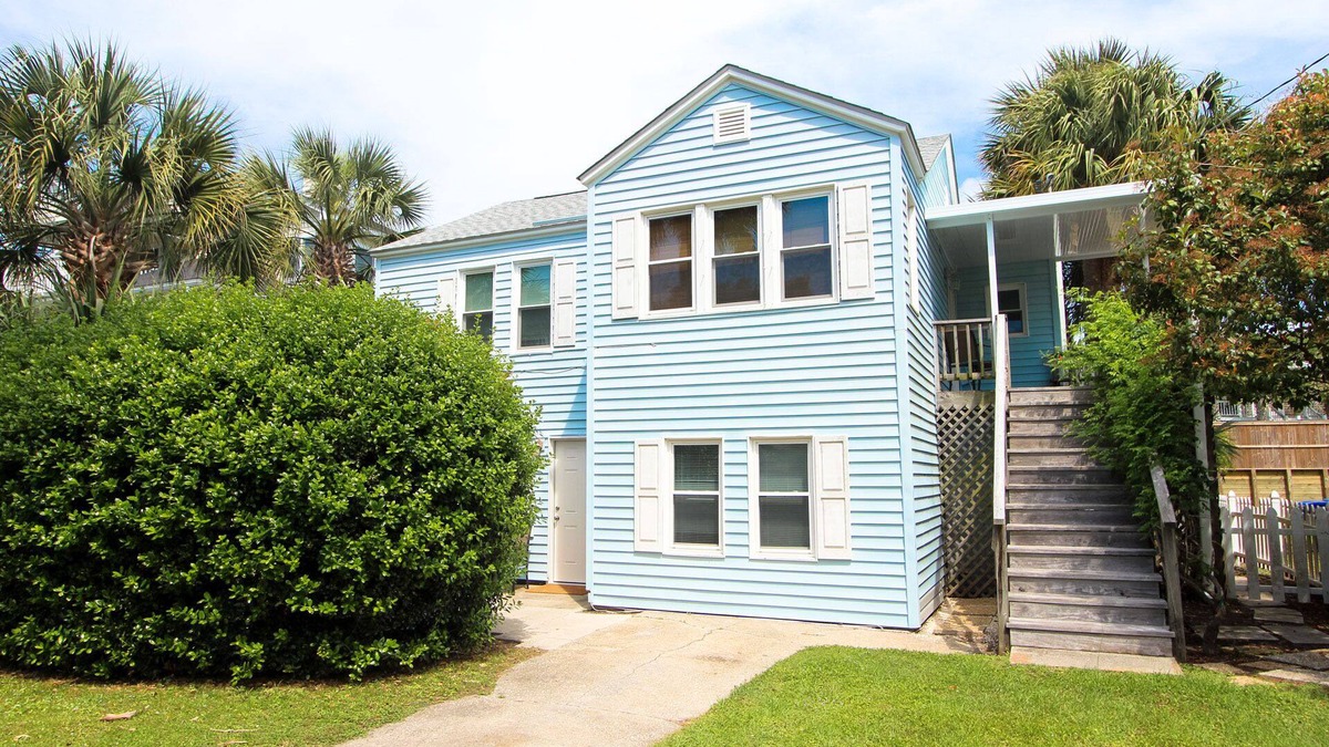 Isle of Palms Condo | Charming, dog-friendly beach house downstairs