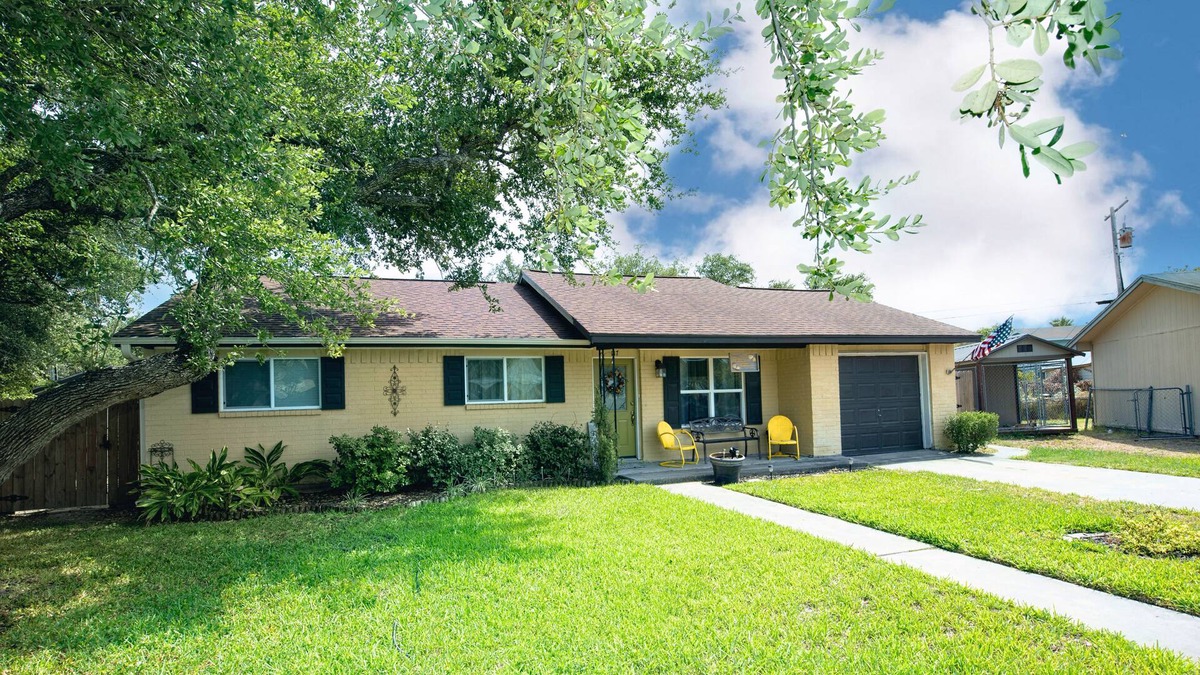 Aransas Pass House | Charming, dog-friendly home with grill, patio, central AC & washer/dryer