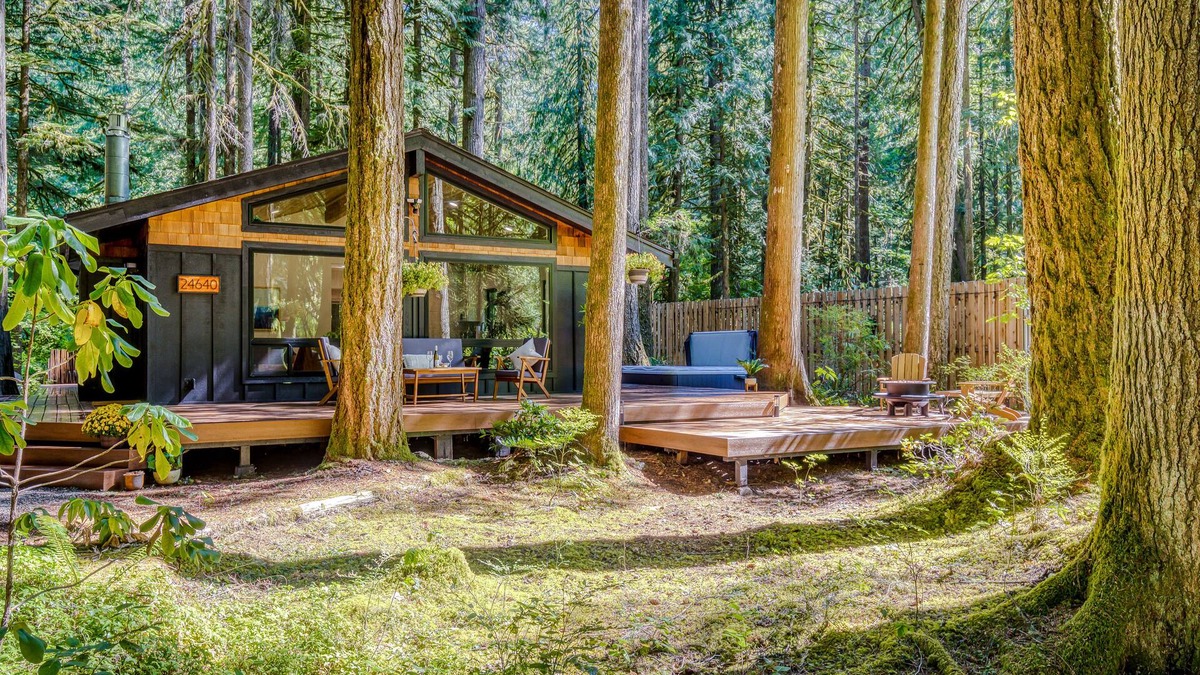 Zigzag Cabin | Charming, dog-friendly cabin with deck, firepit, grill, hot tub, fireplace & W/D