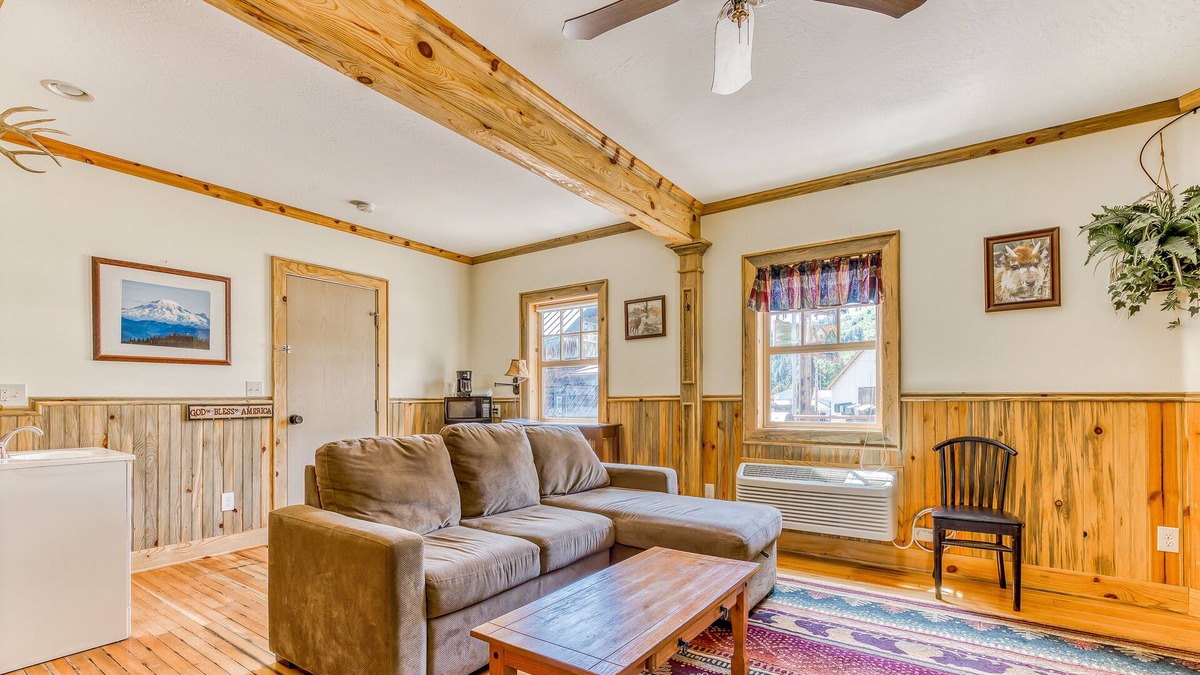 White Salmon Cabin | Charming dog-friendly cabin with kitchenette, patio, & close to attractions