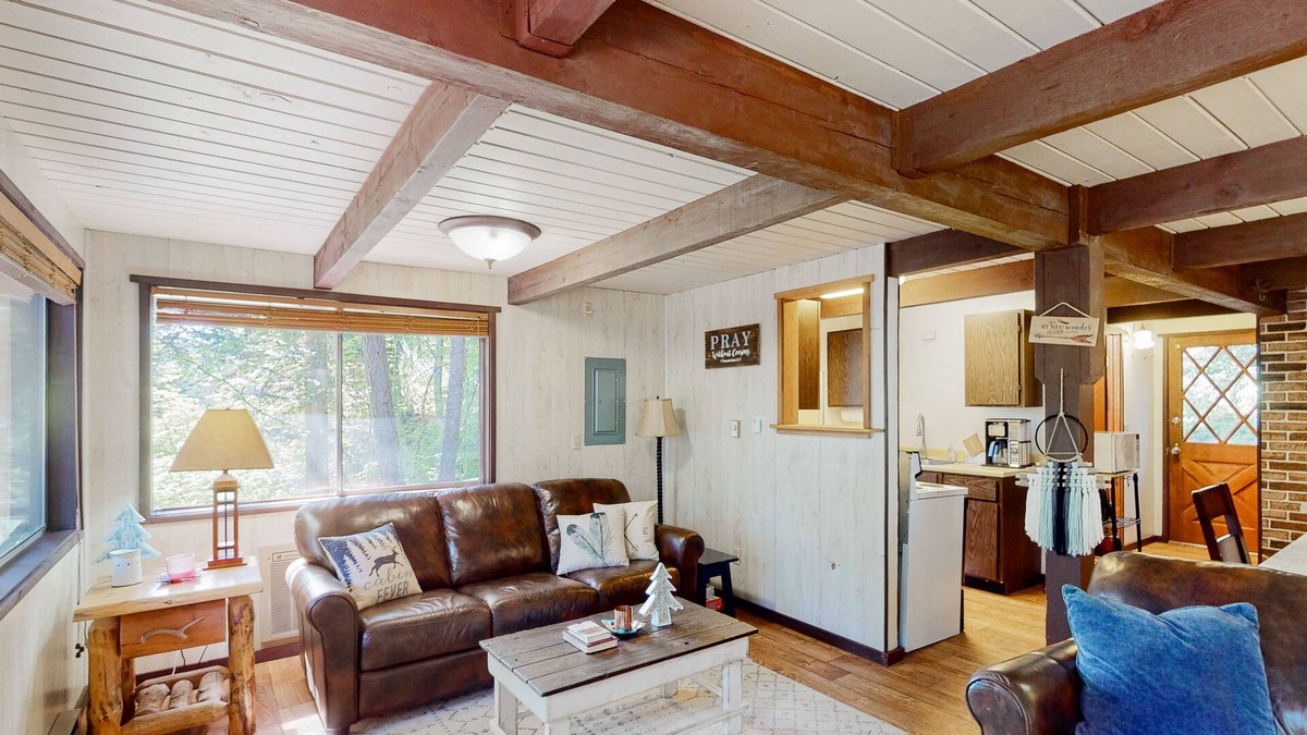 Roslyn Ridge Cabin | Charming dog-friendly cabin with firepit, balcony, grill, & W/D