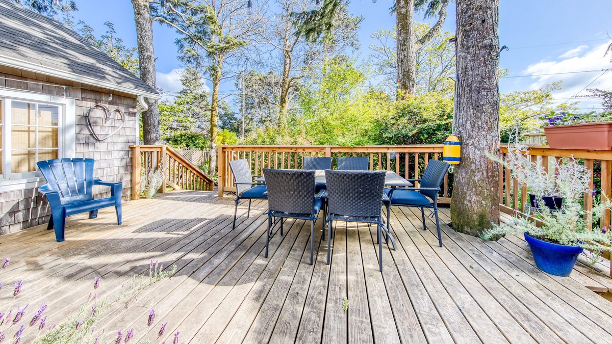 Seaside Cabin | Charming Dog-Friendly Cottage with AC, Washer/Dryer, Gas Grill, Easy Beach Access