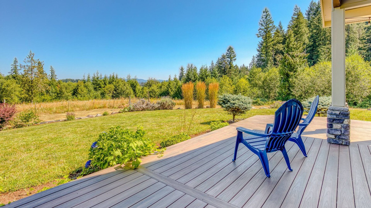 Sandy House | Charming dog-friendly home with mountain view, fireplace, & washer/dryer