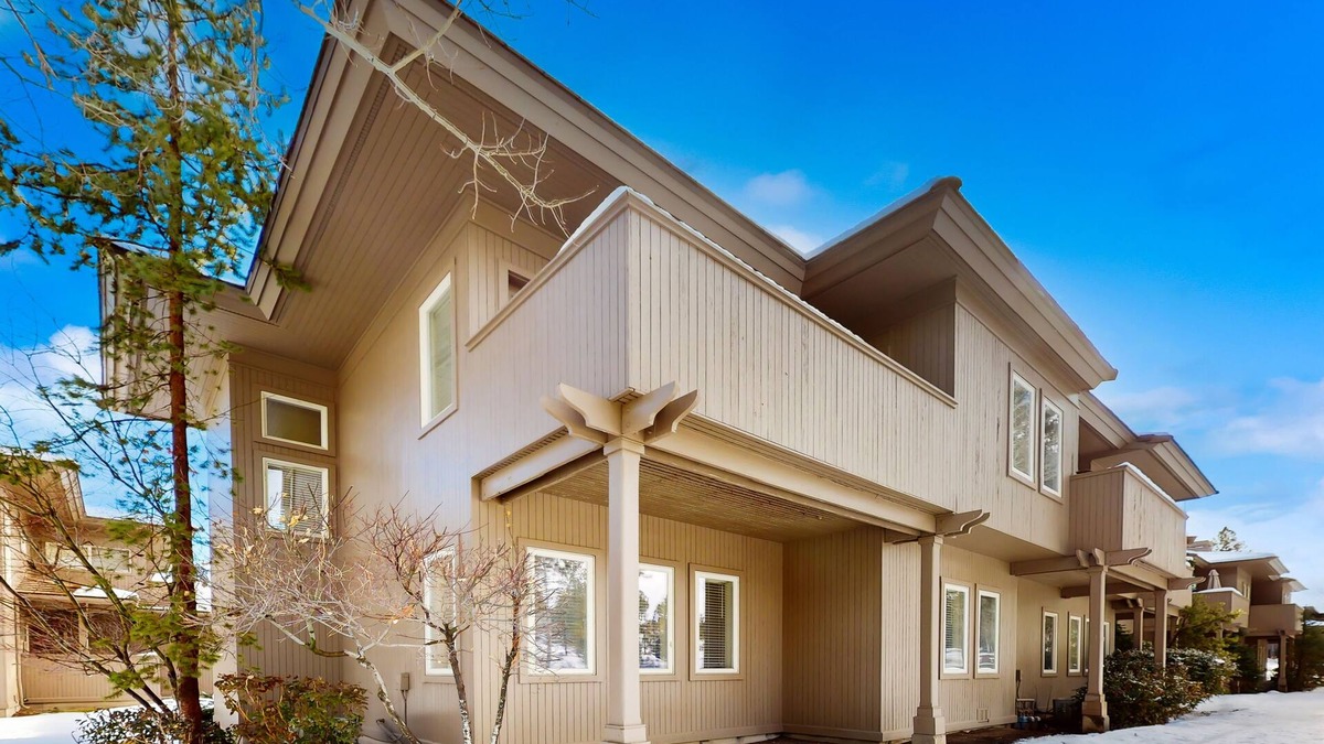 Broken Top House | Charming dog-friendly retreat near skiing/golf with views & fireplace