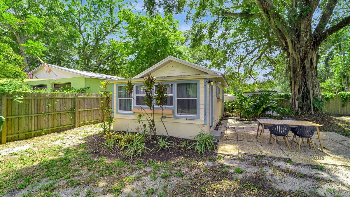 Bayou Oaks Apartment | Charming, dog-friendly cabana in great location with WiFi & large yard