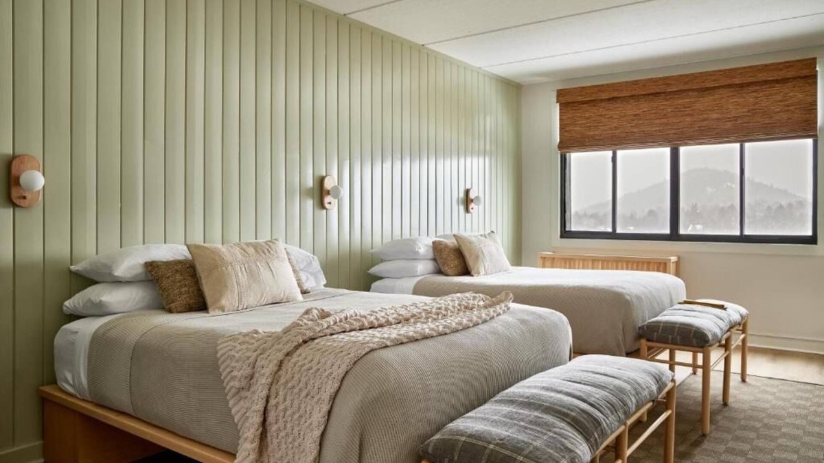 Lake Placid Hotel | Charming Double Queen Room l Bluebird Lake Placid