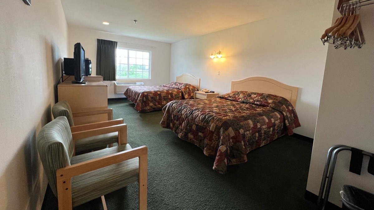 Red Bud Bed & Breakfast | Charming Double Queen Suite in Heart of Red Bud