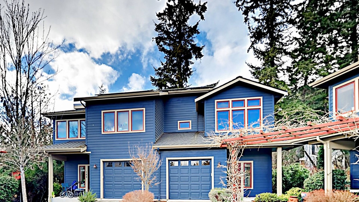 Bainbridge Island House | Charming downtown townhouse with fireplace & patio - walk to farmers' market