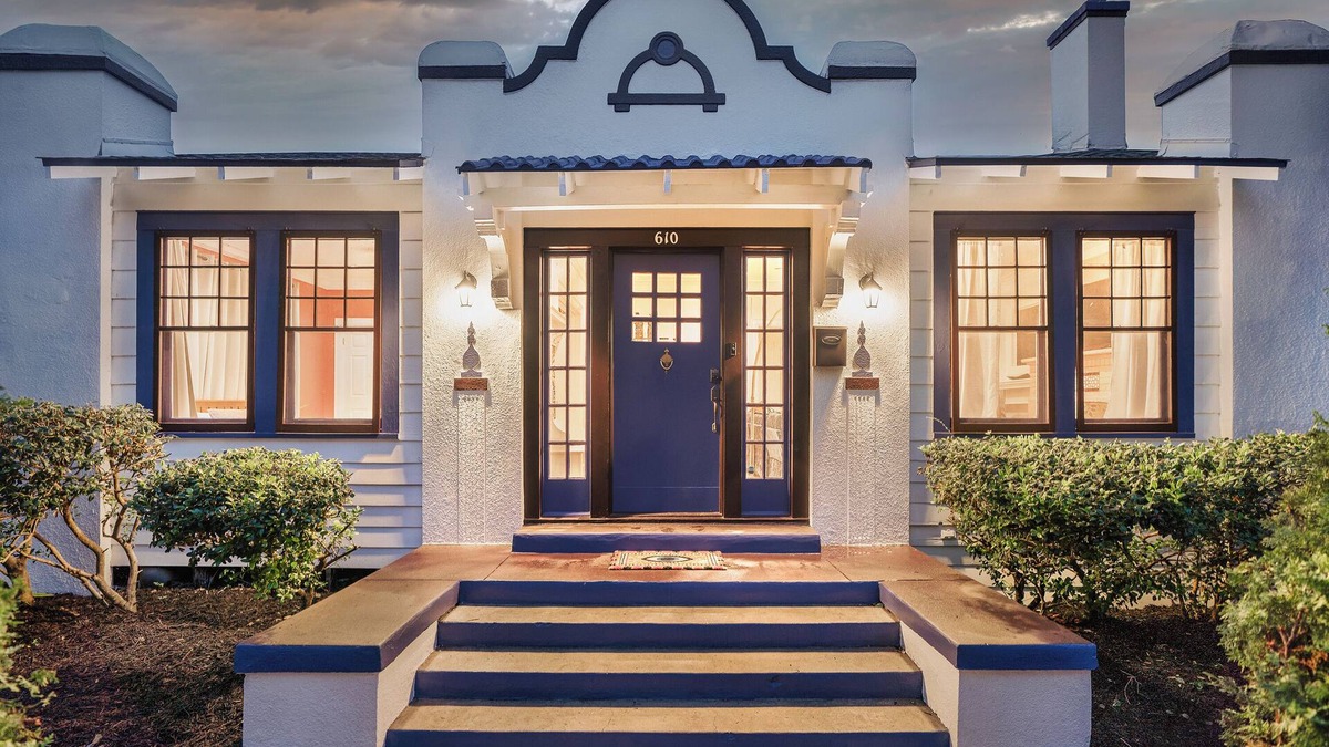 Alta Vista House | Charming Downtown 3-bedroom bungalow -Riverwalk - The Alamo-and more