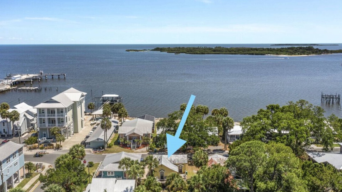 Cedar Key Cottage | Charming Downtown Island Cottage close to City Park Beach. Sleeps four.