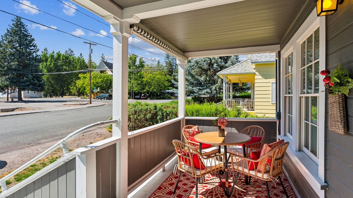 McCloud House | Charming Downtown McCloud Retreat by RedAwning