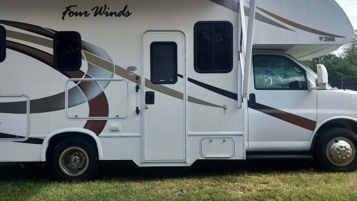Red Oak House | Charming Drivable Motorhome in Red Oak fully stocked and ready to hit the road!