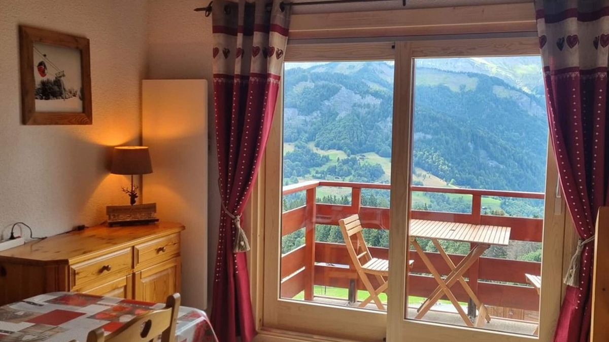 Cohennoz Apartment | Charming Duplex for 6, 2 Bedrooms, Mezzanine, Near Ski Lifts and Shops, Crest-Voland