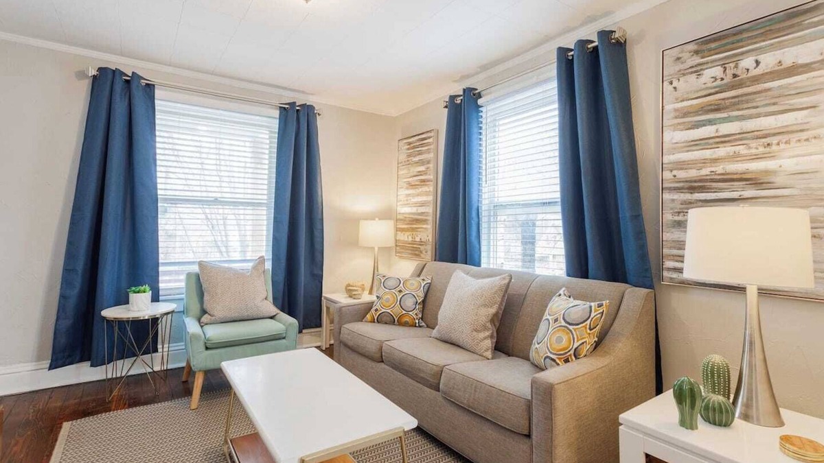 Plaza Westport House | Charming Duplex Near Food and Fun | 15/16