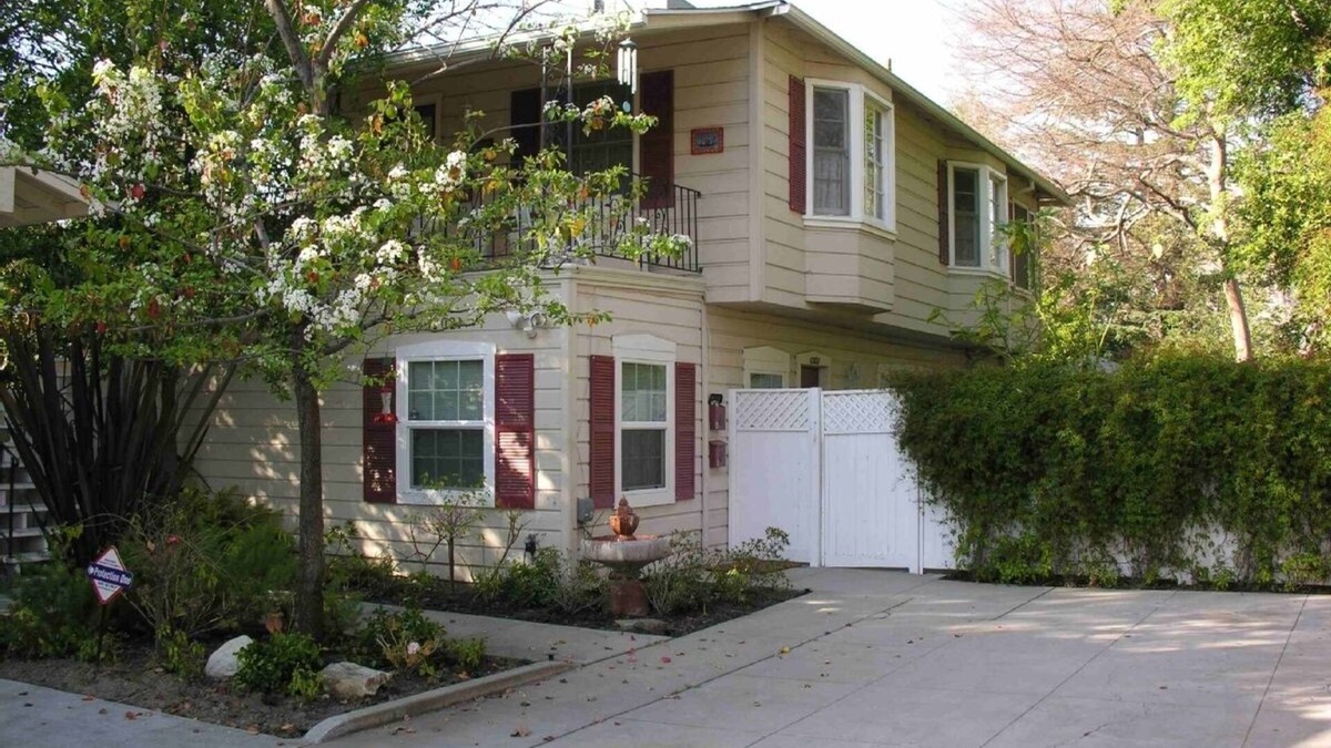 Valley Village Apartment | Charming Duplex with Private Yard. Pets Welcome