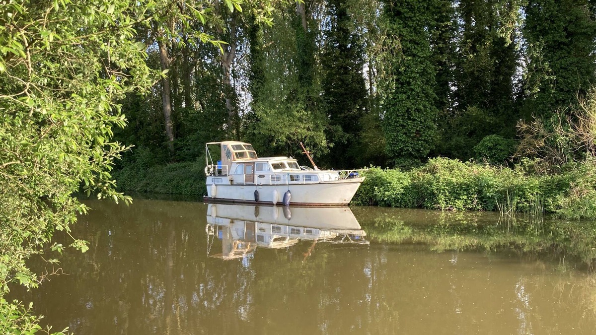 Five Oak Green Boat Rental | Charming Dutch Steel Cruiser Boat on the River Medway in the Garden of England