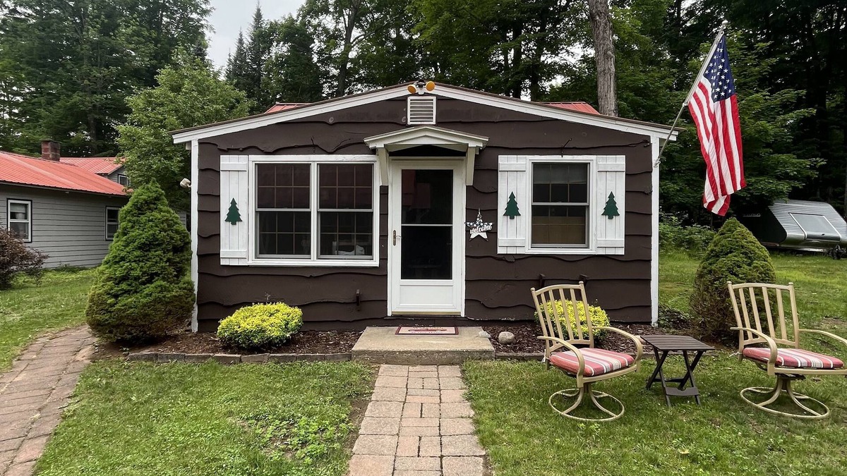 Eagle Bay Cottage | Charming Eagle Bay Cottage — 2 min walk to private Fourth Lake beach!