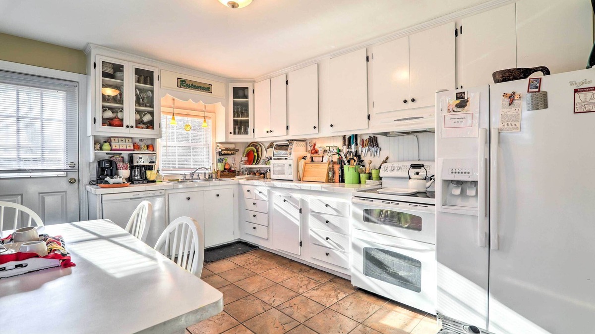 East Falmouth Cottage | Charming East Falmouth Home w/Hot Tub!
