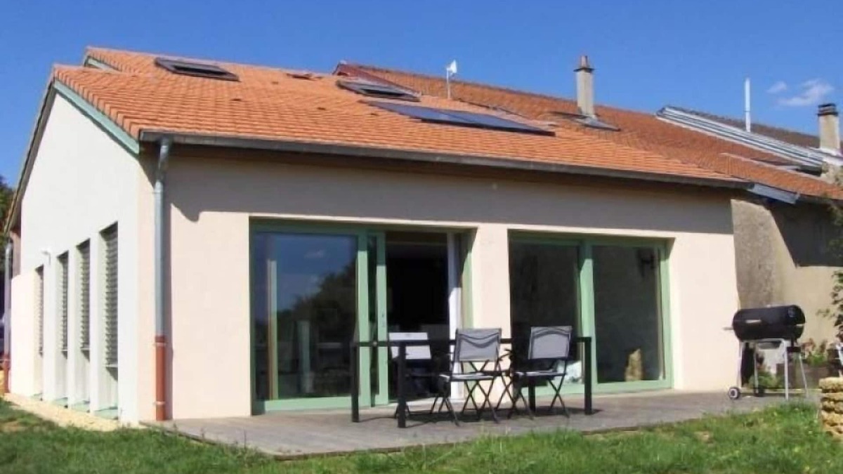 Ville-sur-Yron Cottage | Charming Eco-Friendly Retreat: Modern 3BR Home with Terrace and Large Orchard Near Parks and Activities