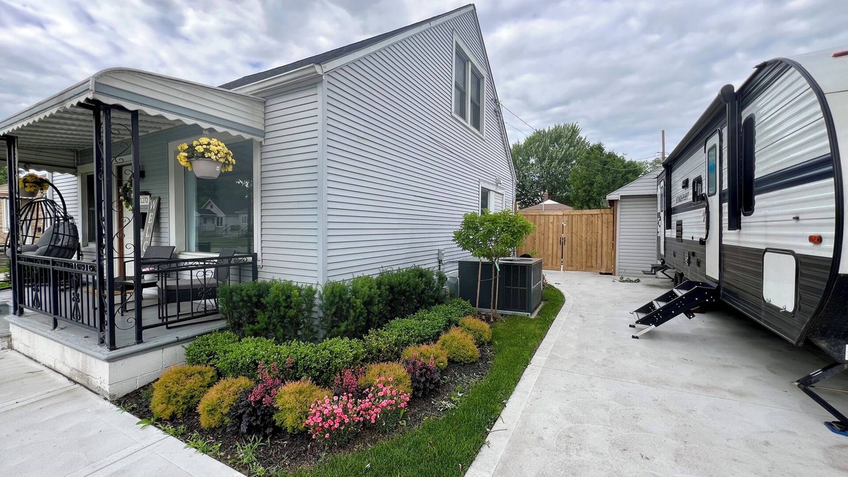 Windsor House | Charming & Elegant Windsor Border Escape: Hot Tub & Entertainment
