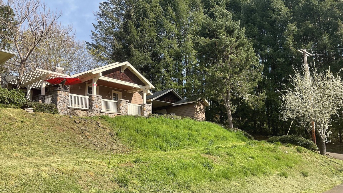 Elkton Cottage | Charming Elkton Cottage - Nearby Attractions Await-Must stay 28 days
