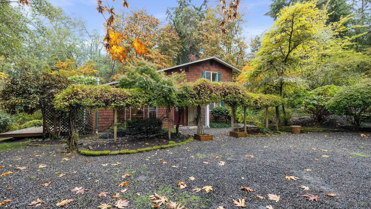 Rollingbay House | Charming English Cottage Retreat Near Fay Bainbridge Park – Sleeps 6