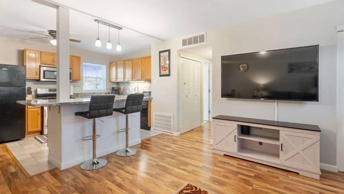 Ballwin House | Charming entire ranch home - 3 bedrooms , 1-restroom ❤️ Free drive way parking ❤️