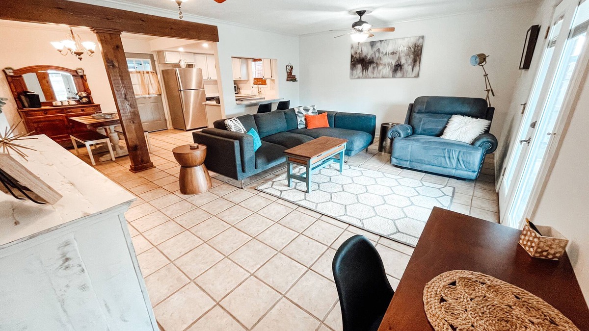 Lake Charles House | Charming Escape: WIFI Speed, Privacy, Location