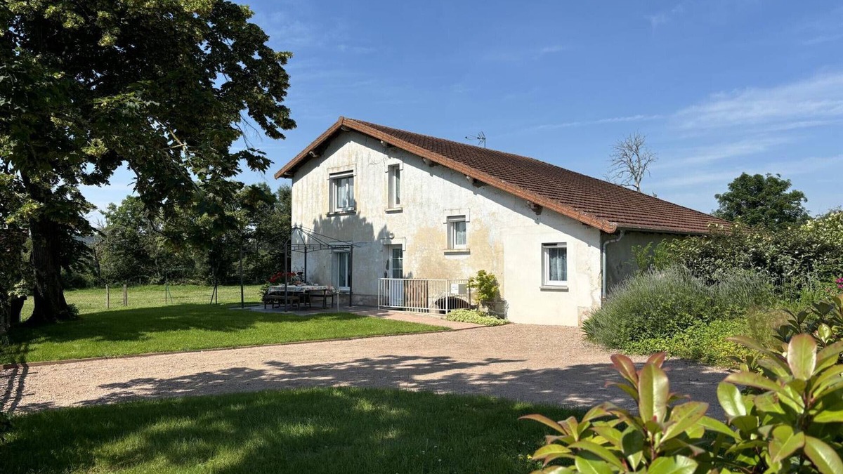 Montaiguet-en-Forez Cottage | Charming Farm Stay: Nature, Horse Breeding, Fishing, Near Pal & Vichy, Wifi, Terrace, Sleeps 8